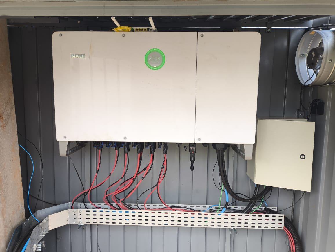 Inversor solar instalado com monitoramento de geração em tempo real