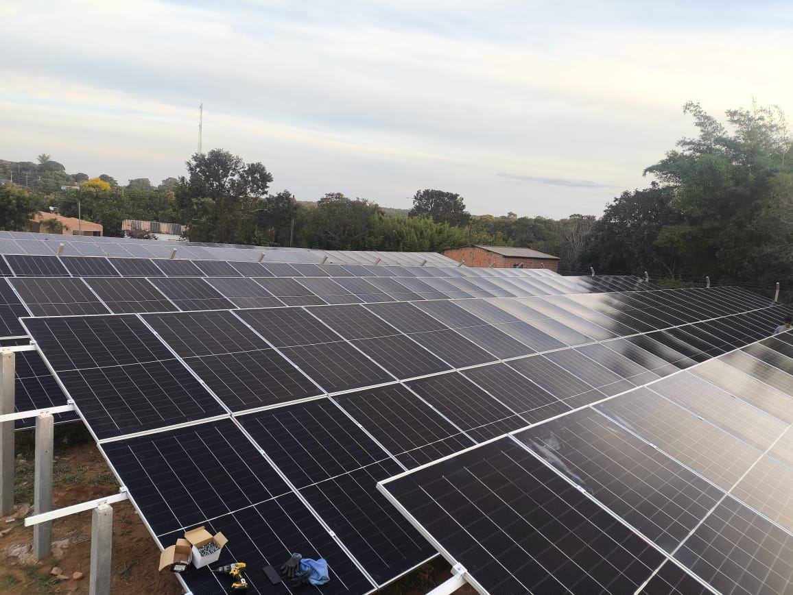 Usina solar instalada em estrutura de solo próxima a residências